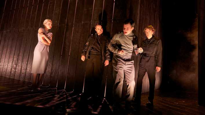 Szene aus "Die schmutzigen Hände" am Berliner Ensemble