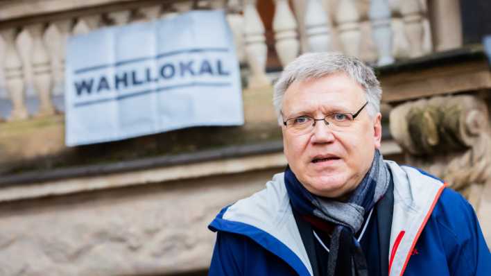 Stephan Bröchler, Landeswahlleiter für Berlin, steht vor dem Wahllokal im Carl-von-Ossietzky-Gymnasium in Berlin-Pankow.