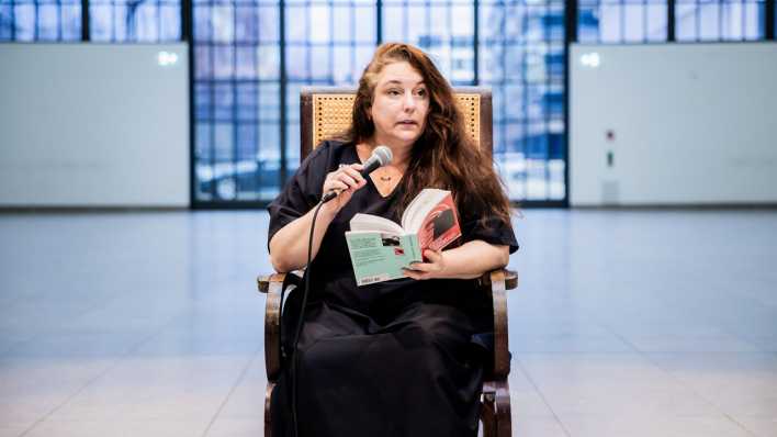 Tania Bruguera liest im Hamburger Bahnhof aus einem Buch von Hannah Arendt.