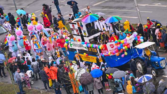Ausgelassene Stimmung beim Karnevalumzug "Zug der fröhlichen Leute" in Cottbus.