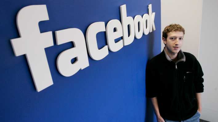 Auf einem Foto aus 2007 posiert Mark Zuckerberg vor einem Logo von Facebook.
