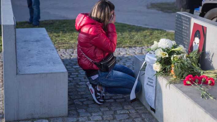 ARCHIV: 25.02.2019, Mecklenburg-Vorpommern, Rostock: Witwe eines Überlebenden des Bombenanschlag in der Kölner Keupstraße betet am Todestag des NSU-Opfers Mehmet Turgut