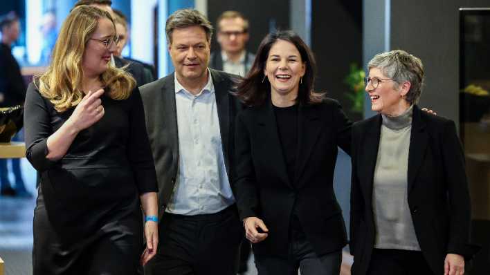 atharina Dröge (l-r, alle Die Grünen), Fraktionsvorsitzende, Robert Habeck, Bundeswirtschaftsminister, Annalena Baerbock, Bundesaußenministerin, und Britta Haßelmann, Fraktionsvorsitzende