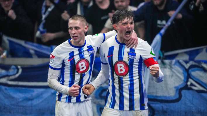 Herthas Fabian Reese (r) und Palko Dardai (l) bejubeln Reeses Treffer zum 3:2 gegen Magdeburg (Bild: Soeren Stache/dpa)