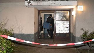 Ermittler verlassen das Wohnhaus der früheren RAF-Terroristin Daniela Klette in Berlin