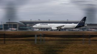 Ein Flugzeug der Fluggesellschaft Lufthansa startet am Flughafen BER.