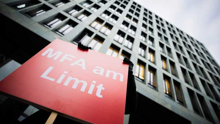 Eine Teilnehmerin hält bei einer Kundgebung von Medizinischen Fachangestellten (MFA) zum Warnstreik des Verbands medizinischer Fachberufe (Vmf) vor der Bundesärztekammer ein Schild mit der Aufschrift «MFA am Limit».