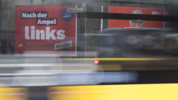 Wahlplakate der Parteien Die Linke und SPD stehen im Stadtteil Pankow an an einer Straße.