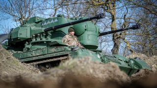 Ein Gepard Flugabwehrkanonenpanzer in seiner Stellung östlich von Odessa.