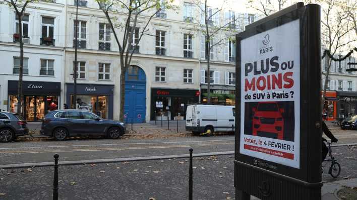Auf einem Plakat in Paris wird die Abstimmung zu Parkgebühren für SUVs angekündigt.