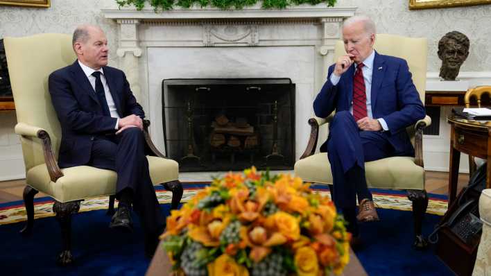 Olaf Scholz und Joe Biden sitzen nebeneinander im Oval Office.