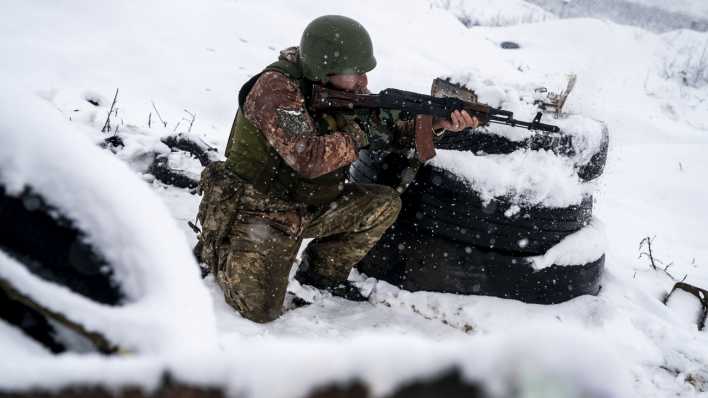 Ein ukrainischer Soldat zielt mit einem Gewehr bei einer Übung.