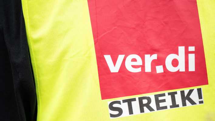 Nahaufnahme eine Weste mit der Aufschrift "ver.di Streik!" (Bild: Hannes P Albert/dpa)