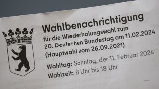 Eine Wahlbenachrichtigung für die Wahlwiederholung für die Bundestagswahl im Jahr 2021 in Berlin liegt auf einem Tisch.