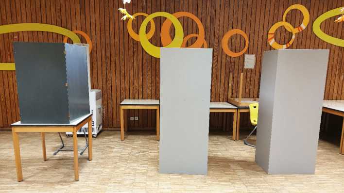 Symbolbild: Leere Wahlkabinen bei der Teilwiederholung der Bundestagswahl in Berlin