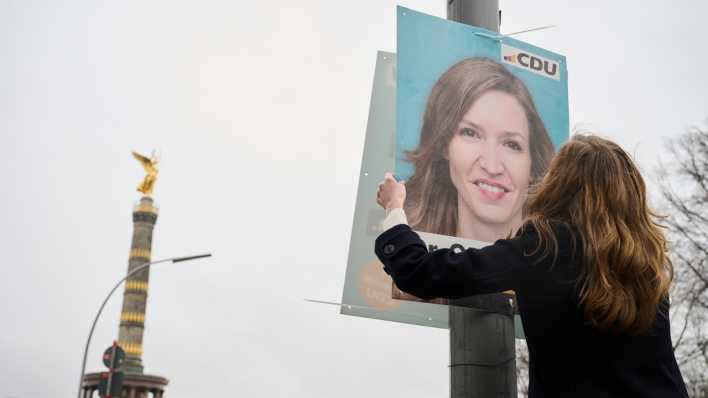 Ottilie Klein (CDU), Direktkandidatin für den Wahlkreis Berlin-Mitte und Generalsekretärin, hängt ein Plakat mit ihrem Konterfei vor der Siegessäule auf.