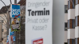 Wahlplakate der Parteien AfD, Bündnis 90/Die Grünen und Die Linke hängen im Stadtteil Pankow an Laternenmasten.
