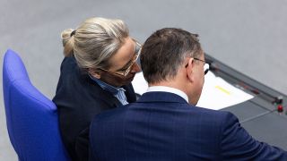 Alice Weidel (l), Fraktionsvorsitzende der AfD, und Tino Chrupalla, AfD-Bundesvorsitzender und Fraktionsvorsitzender, unterhalten sich im Bundestag.