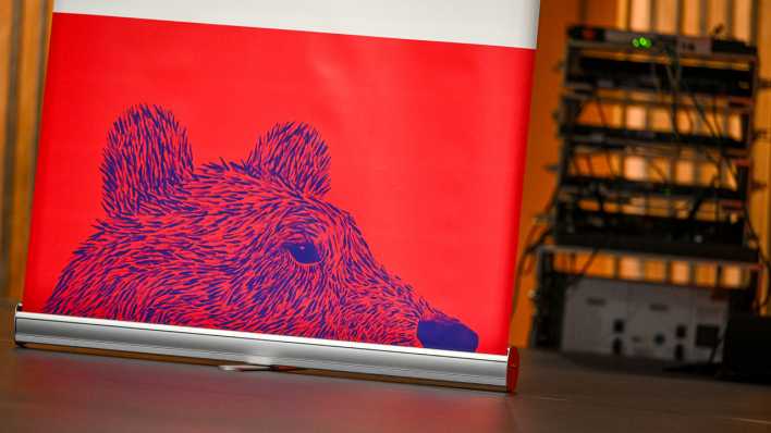 Das Logo der 74. Internationalen Filmfestspiele auf der Pressekonferenz zur Vorstellung des Berlinale-Programms 2024 (Bild: picture alliance/dpa/Jens Kalaene)