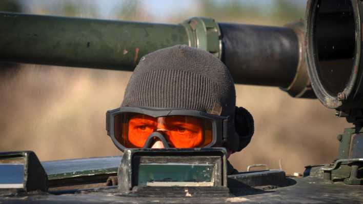 Archivbild: Ein Soldat der ukrainischen Nationalgarde Bureviy (Hurricane) schaut während der Gefechtsausbildung auf einem Truppenübungsplatz im Norden der Ukraine aus einem Mannschaftstransportwagen (Bild: Efrem Lukatsky/AP/dpa)