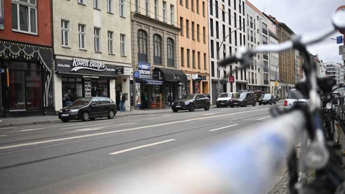 Autos fahren auf der Brunnenstraße in Berlin Richtung Rosenthaler Platz. Ein 23-jähriger Student soll nach Polizeiangaben in der Nacht zum Samstag in der Brunnenstraße einen 30 Jahre alten jüdischen Kommilitonen mehrmals ins Gesicht geschlagen haben (Bild: picture alliance/dpa/Sebastian Gollnow)