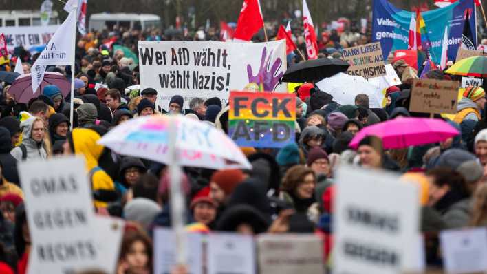 Zahlreiche Menschen nehmen in Berlin mit Plakaten an der Demonstration des Bündnisses "Wir sind die Brandmauer» für Demokratie und gegen Rechtsextremismus" teil (Bild: picture alliance/dpa/Christophe Gateau)