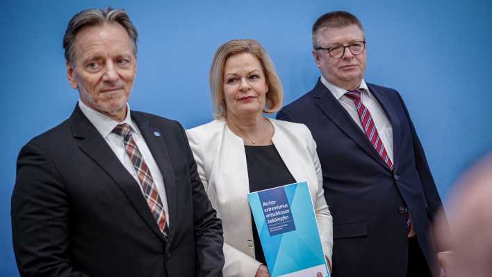 Holger Münch (l-r), Präsident des Bundeskriminalamtes (BKA), Nancy Faeser (SPD), Bundesministerin für Inneres und Heimat, und Thomas Haldenwang, Präsident des Bundesamtes für Verfassungsschutz (BfV), geben eine Pressekonferenz zu Maßnahmen gegen Rechtsextremismus. (Bild: Kay Nietfeld/dpa)