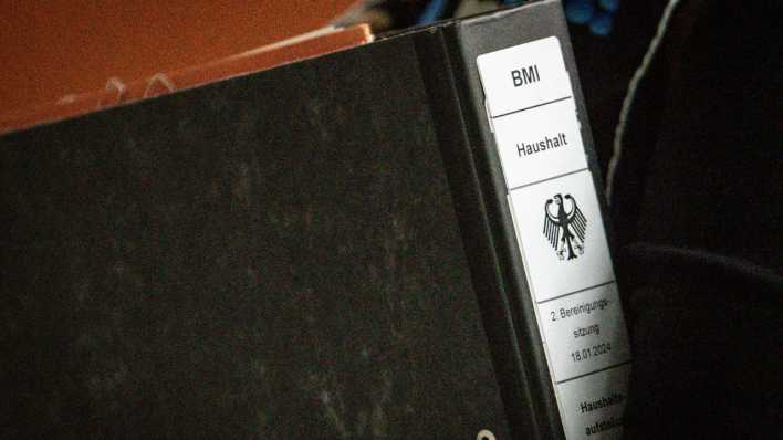 Symbolbild Ordner des BMI mit der Aufschrift Haushalt fuer den Haushaltsausschuss
