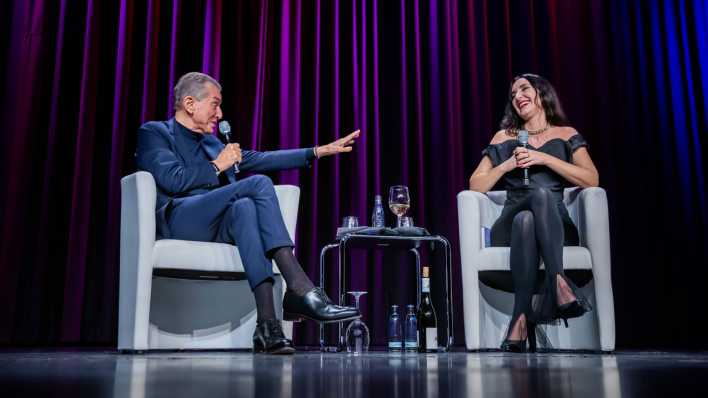 Mirna Funk, Schriftstellerin, und Michel Friedman, Publizist, sprechen bei der Buchvorstellung von Funks "Von Juden lernen" in der Urania Berlin (Bild: picture alliance/dpa/Christoph Soeder)