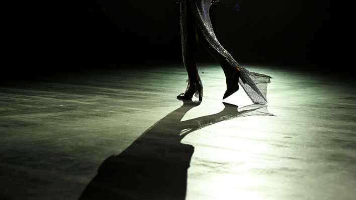 Ein Model geht über den Catwalk bei einer Fashion Week Show in der Verti Music Hall (Bild: picture alliance/dpa/Jens Kalaene)