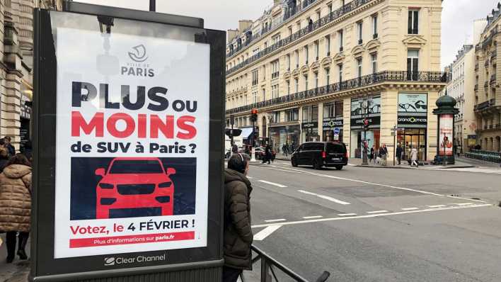 Auf einer Werbetafel informiert die Stadt Paris über eine Bürgerbefragung zu erhöhten Parkgebühren für SUV (Bild: picture alliance/dpa/Michael Evers)