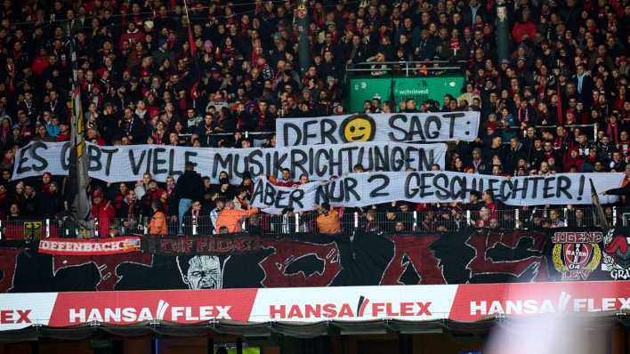 Queerfeindliches Banner der Bayer 04 Fans.