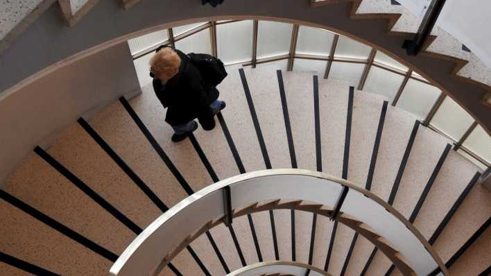 Ein Mann läuft in einem Treppenhaus (Bild: picture-alliance/ dpa | Patrick Seeger)