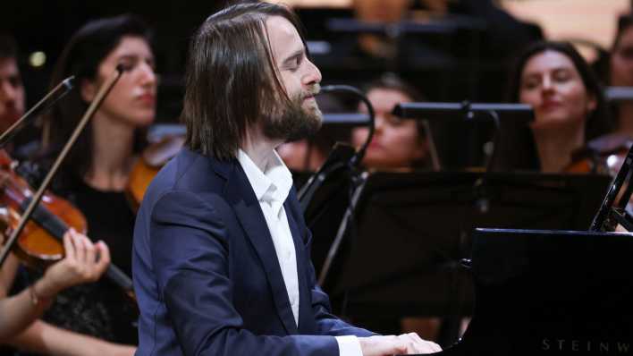 Der russische Pianist Daniil Trifonov bei einem Konzert in Moskau (Bild: picture alliance/dpa/TASS/Artyom Geodakyan)