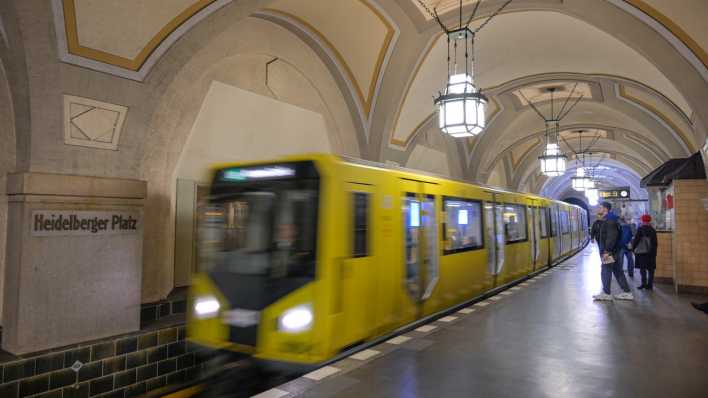 Die U-Bahnlinie 3 fährt am U-Bahnhof Heidelberger Platz in Berlin (Berlin: picture alliance / Schoening)ein