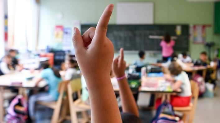 Schüler der Klasse 4b der Schule in der Köllnischen Heide in Neukölln melden sich (Bild: picture alliance/dpa/Jens Kalaene)