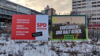 Wahlplakate der SPD und der Grünen zur Teilwiederholung der Bundestagswahl in der Hauptstadt am 11. Februar 2024 stehen auf der Mittelinsel am Kottbusser Tor (Bild: picture alliance/dts-Agentur)