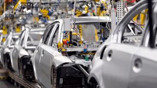 Autos in der Fertigung beim Werksrundgang von Bundeskanzler Olaf Scholz (SPD) im BMW Group Werk München