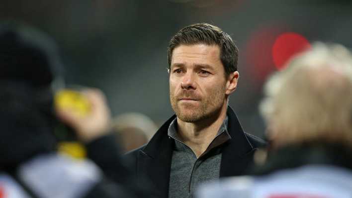 Leverkusens Trainer Xabi Alonso am Spielfeldrand