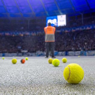 Tennisbälle liegen im Berliner Olympiastadion.