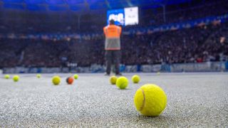 Tennisbälle liegen im Berliner Olympiastadion.