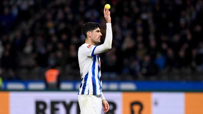 Hertha-Spieler Andreas Bouchalakis wirft einen Tennisball zurück, der Teil einer Protestaktion von Fans ist.