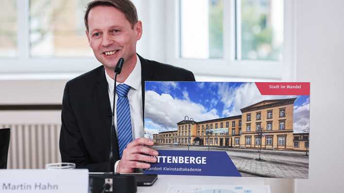 Bauamtsleiter Martin Hahn stellt die Pläne für die Kleinstadtakademie Wittenberge vor.