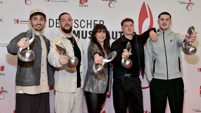 15. Deutschen Musikautor/innenpreis Für Udo Lincdenberg die Filmproduzenten für das Erfolgreichste Werk, COMET, u.a. Lennard Oestman, Christopher James Brenner (Chris James), Marco Tscheschlok, TAKT 32 (Bild: IMAGO/Photopress Müller/Ralf Müller)