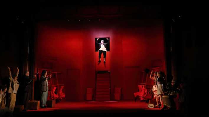 Berlin, 31.1.2024: Stefan Jürgens (als Tartuffe) sowie Ensemble während der Fotoprobe für das Stück Tartuffe im Renaissance-Theater(Bild: IMAGO/Martin Müller)