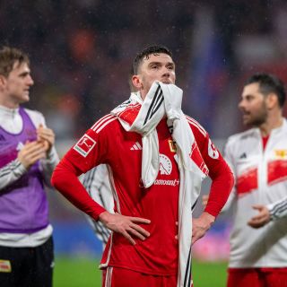Robin Gosens steht nach Abpfiff des Spiels gegen Leipzig enttäuscht auf dem Spielfeld.