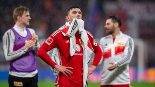 Robin Gosens steht nach Abpfiff des Spiels gegen Leipzig enttäuscht auf dem Spielfeld.