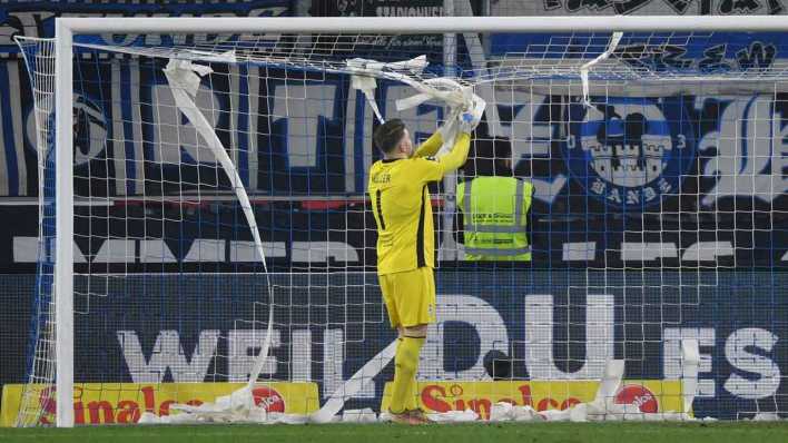 Fanprotest - Torwart Vincent Müller (MSV Duisburg) räumt sein Tor von Klopapierrollen frei (Bild: IMAGO/Maik Hölter/TEAM2sportphoto)