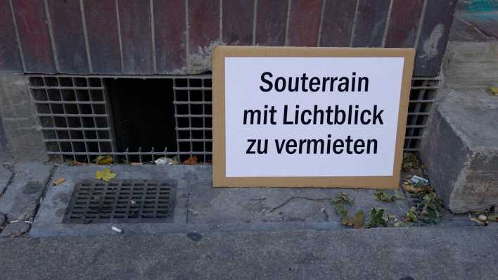 Schild an einem Kellerloch