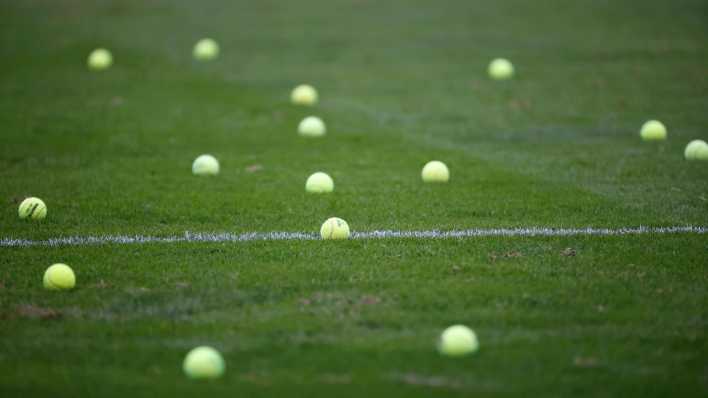Tennisbälle auf dem Rasen eines Fußballstadions